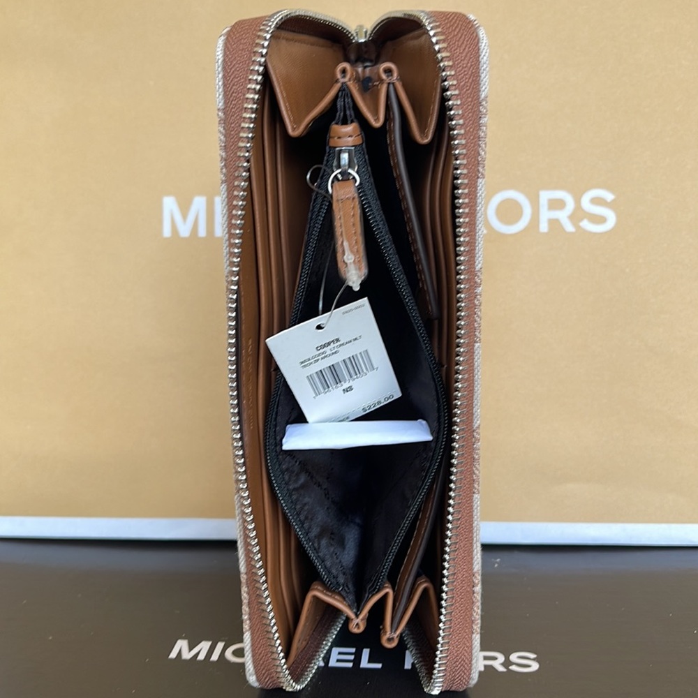 Michael Kors Men’s Women’s Cooper Tech Zip Around Continental Wallet
Light Cream - Picture 15 of 16